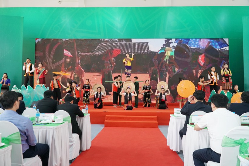 Chủ tịch Quốc hội dự lễ khai giảng tại trường biên giới tỉnh Nghệ An ảnh 5