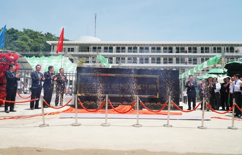 Chủ tịch Quốc hội dự lễ khai giảng tại trường biên giới tỉnh Nghệ An ảnh 9