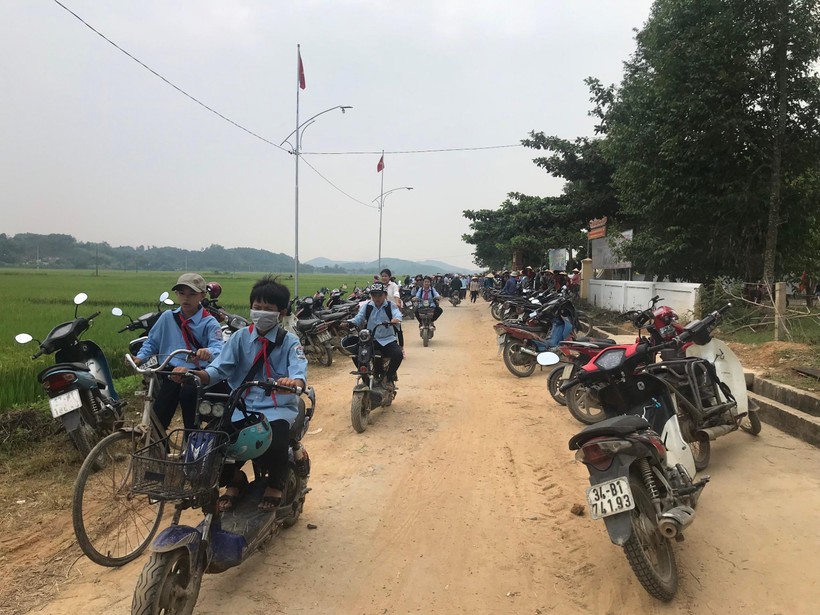 Sáng 7/9, nhiều học sinh xã Lạng Sơn (huyện Anh Sơn, Nghệ An) đi học nhưng sau đó ra về do phụ huynh ngăn cản vào trường.