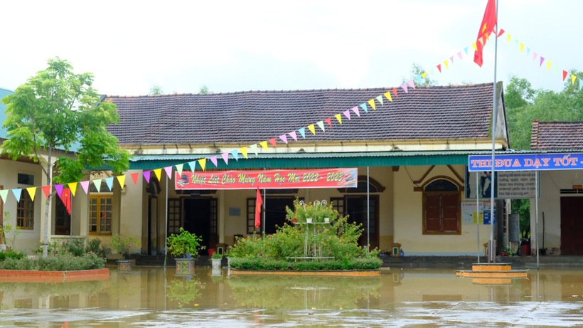 Nhiều trường học Nghệ An ngập sâu trong nước lụt ảnh 1