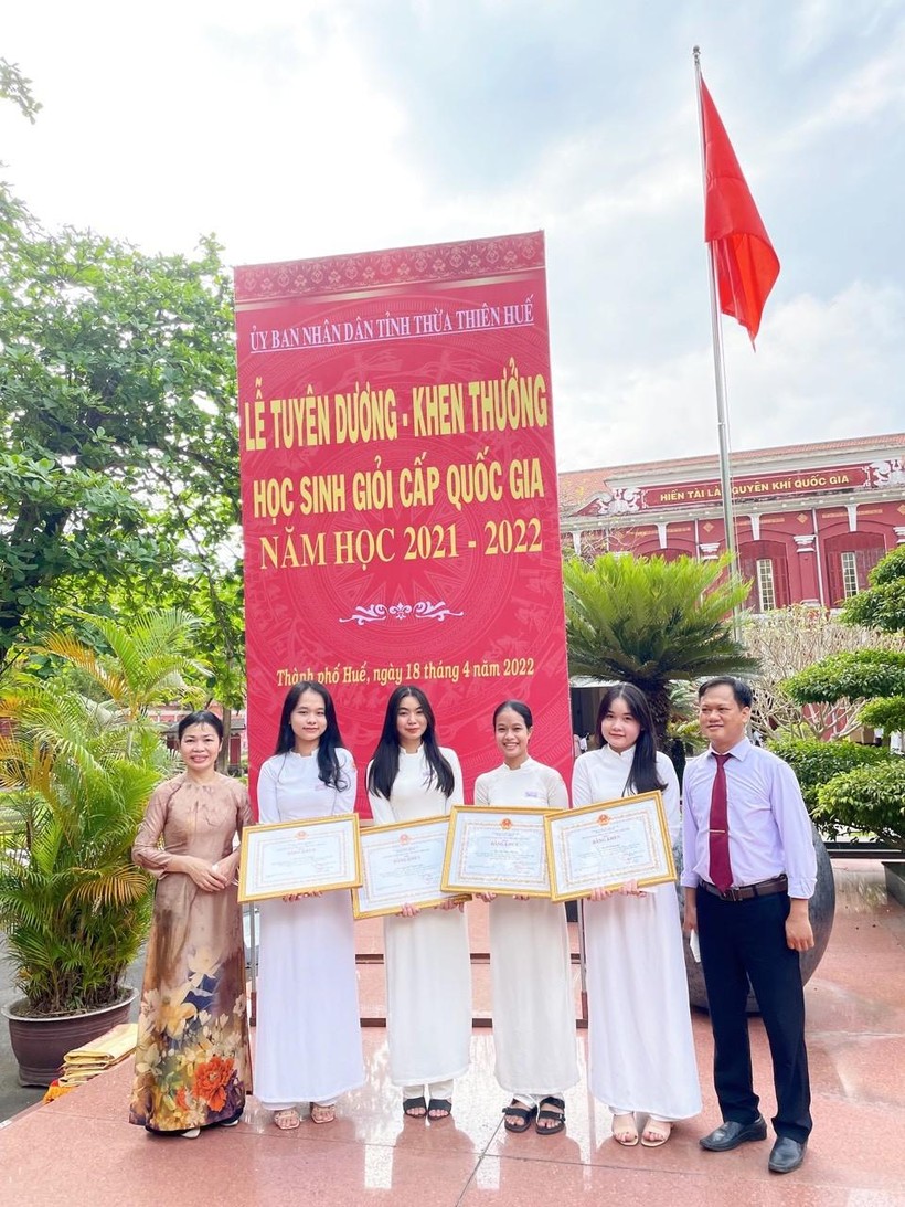 Gặp 3 gương mặt đạt điểm 10 thi tốt nghiệp THPT môn Văn tại Thừa Thiên - Huế ảnh 3