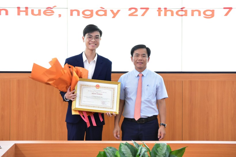 Thừa Thiên – Huế tuyên dương học sinh đạt Huy chương Bạc Olympic Sinh học quốc tế 2022 ảnh 2