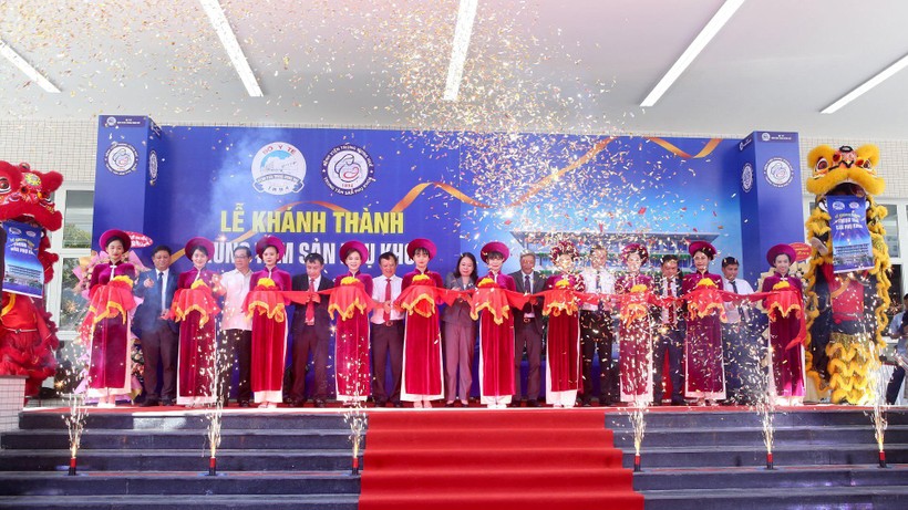 Phó Chủ tịch nước Võ Thị Ánh Xuân cùng các lãnh đạo cắt băng khánh thành Trung tâm Sản Phụ khoa hiện đại 300 tỷ đồng thuộc Bệnh viện Trung ương Huế.