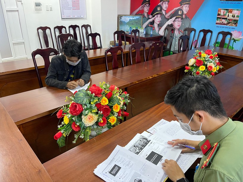 Công an tỉnh Thừa Thiên - Huế làm việc với Nguyễn Quốc Huy - đối tượng mạo danh cán bộ, chiến sĩ công an nhân dân.