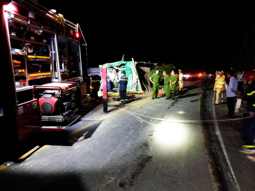 Công an cứu hộ và khám nghiệm hiện trường vụ tai nạn giao thông thảm khốc làm 4 người chết tại Thừa Thiên - Huế