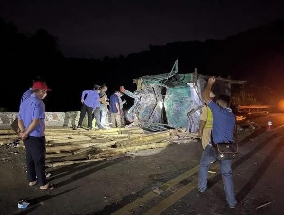 Hiện trường vụ tai nạn giao thông thảm khốc trên đường đèo Quốc lộ 49 làm 4 người chết.
