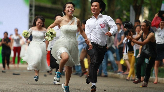 Các cặp đôi đang tranh tài. Thay vì đi giày, các cô dâu đi giày thể thao để thuận lợi cho việc di chuyển
