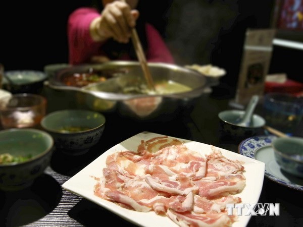 Một đĩa thịt cừu trên bàn tại một cửa hàng ăn ở Thượng Hải (Trung Quốc). Nguồn: AFP/TTXVN