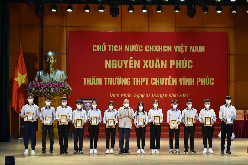 Chủ tịch nước Nguyễn Xuân Phúc tặng quà cho các học sinh đoạt giải cao qua các kỳ thi.