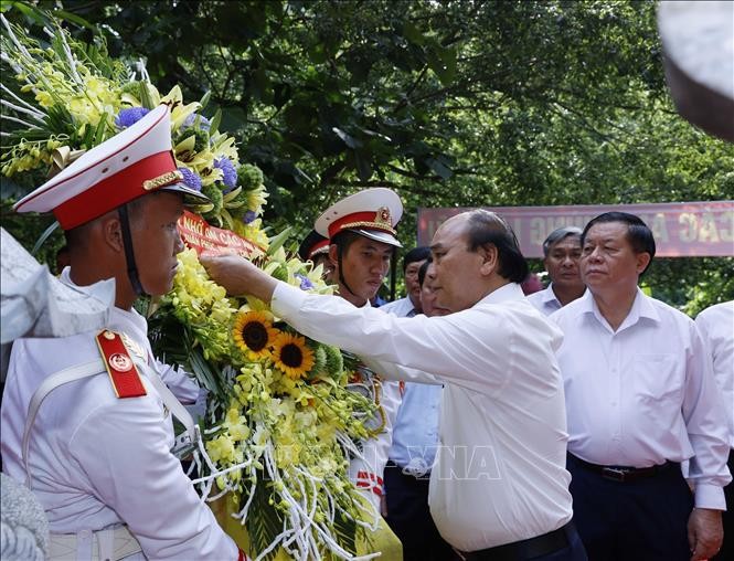 Chủ tịch nước Nguyễn Xuân Phúc dâng hoa tại Đền thờ Liệt sỹ Hang 8 thanh niên xung phong. Ảnh: Thống Nhất/TTXVN