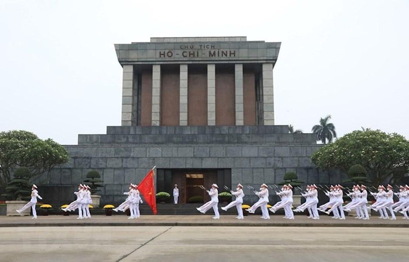 Đội tiêu binh diễu hành trước Lăng Chủ tịch Hồ Chí Minh. (Ảnh: TTXVN)