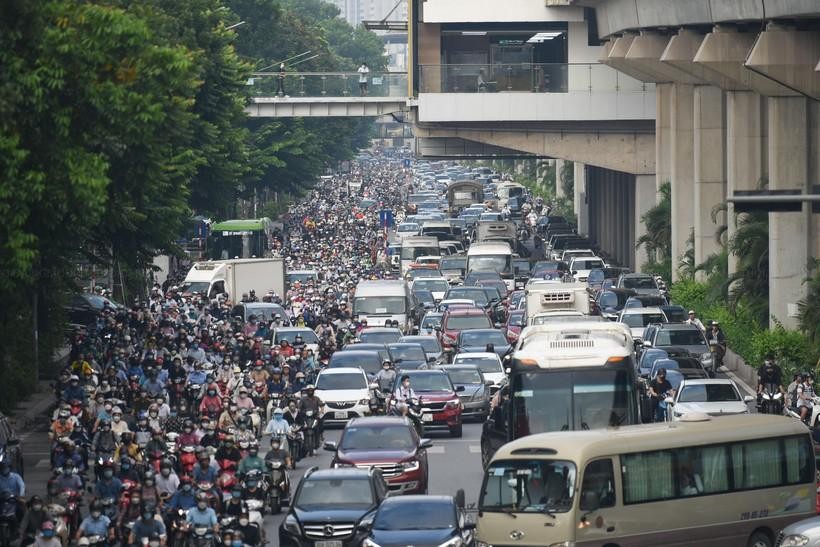 Người tham gia giao thông trên tuyến đường Nguyễn Trãi, Hà Nội. Ảnh: Thế Đại