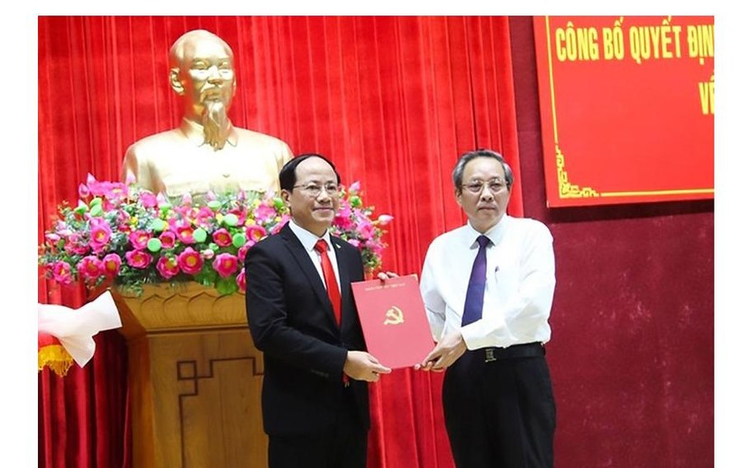 Phó Trưởng Ban Tổ chức Trung ương Hoàng Đăng Quang (phải) trao Quyết định cho ông Phạm Anh Tuấn.