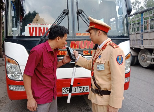 Lực lượng CSGT Thanh Hóa kiểm tra nồng độ cồn đối với tài xế xe khách.