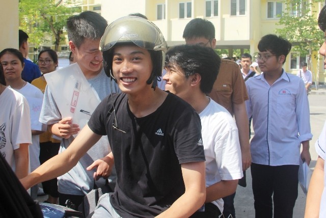 Thí sinh cười rạng rỡ sau khi kết thúc môn thi ngữ Văn tại điểm thi Trường THPT chuyên Lam Sơn (Thanh Hóa).