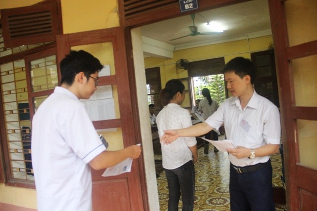 Thí sinh làm thủ tục trước khi vào phòng thi tại điểm thi Trường THPT Đào Duy Từ (TP. Thanh Hóa).