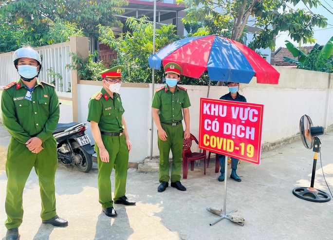 Lực lượng Công an thực hiện công tác phòng chống dịch trên địa bàn huyện Thọ Xuân (Thanh Hóa).