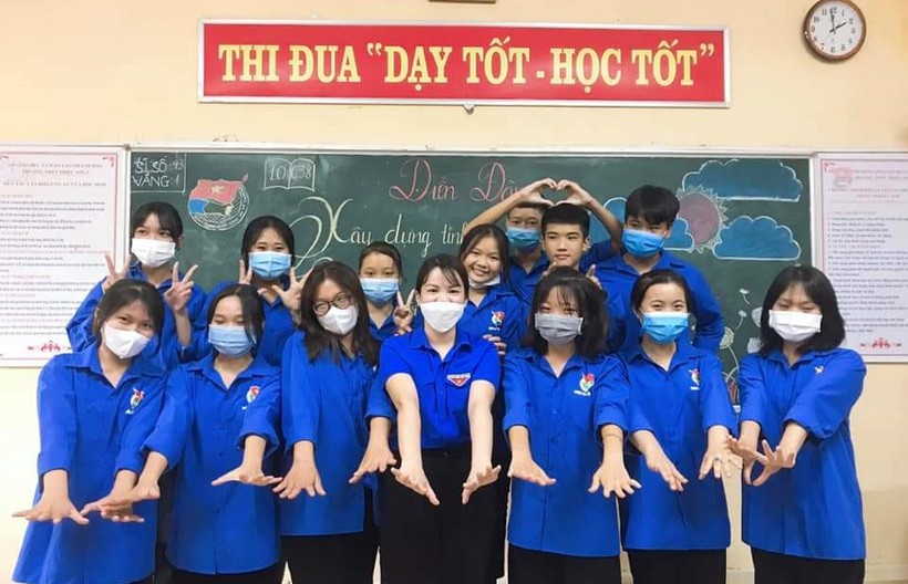 Bí thư Đoàn Trường THPT Triệu Sơn 3 – Nguyễn Thị Hoài (người giữa) cùng đoàn viên nhà trường tại buổi diễn đàn: Xây dựng tình bạn đẹp – Nói không với bạo lực học đường.