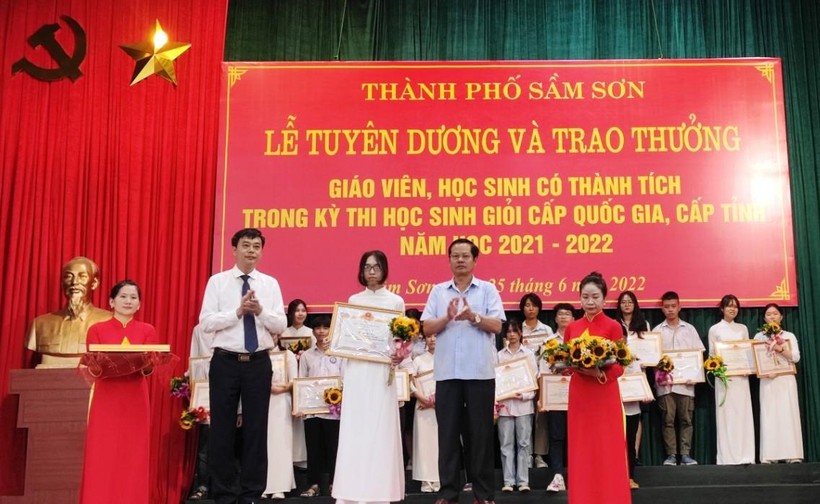 Lãnh đạo UBND TP Sầm Sơn trao thưởng cho học sinh đoạt giải các kỳ thi cấp tỉnh và cấp Quốc gia năm học 2021-2022.