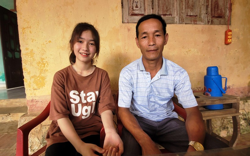 Nữ thủ khoa Nguyễn Thị Hạnh và bố tại gia đình.