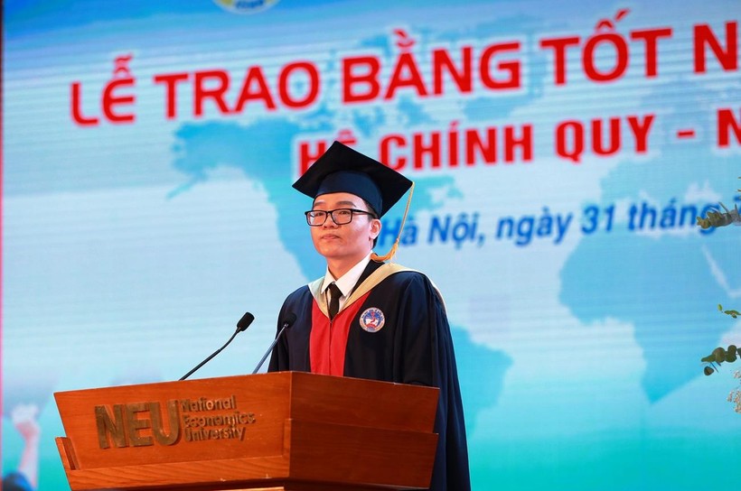 Nguyễn Huy Thành Nam – Thủ khoa chuyên ngành Kinh tế tài nguyên đại diện cho gần 3.000 tân cử nhân phát biểu tại buổi lễ nhận bằng tốt nghiệp. Ảnh: Nhân vật cung cấp.