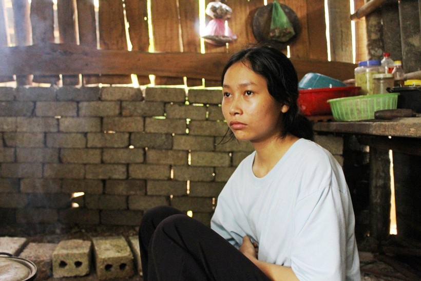 Nữ sinh Nguyễn Thị Thúy với đôi mặt buồn, lo âu khi biết mình đậu đại học với mức 29,25 điểm.