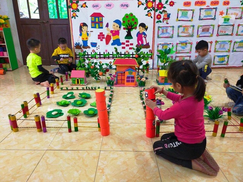 Trẻ thỏa thích vui chơi, khám phá tại Trường Mầm non Tam Văn (Lang Chánh, Thanh Hóa).