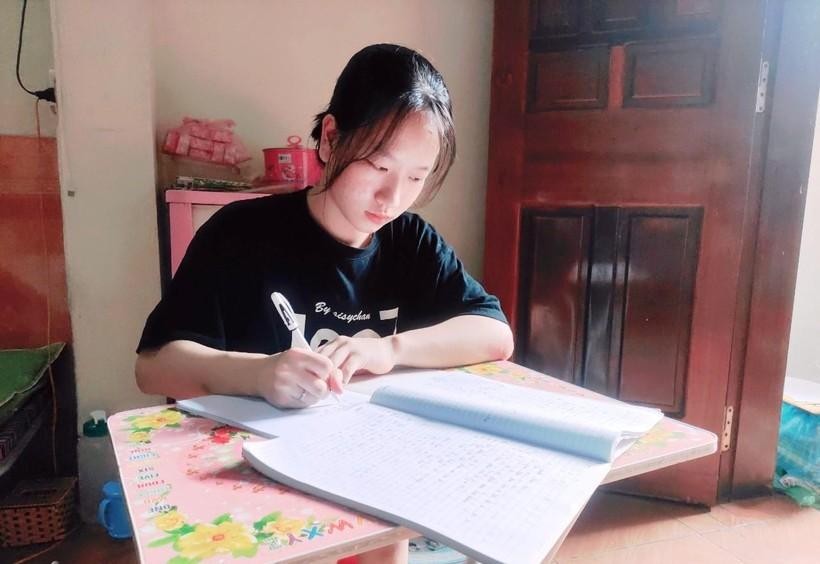 Thanh Hóa: Trao tặng máy tính xách tay cho nữ sinh khuyết tật ở xã đảo Ngư Lộc ảnh 3