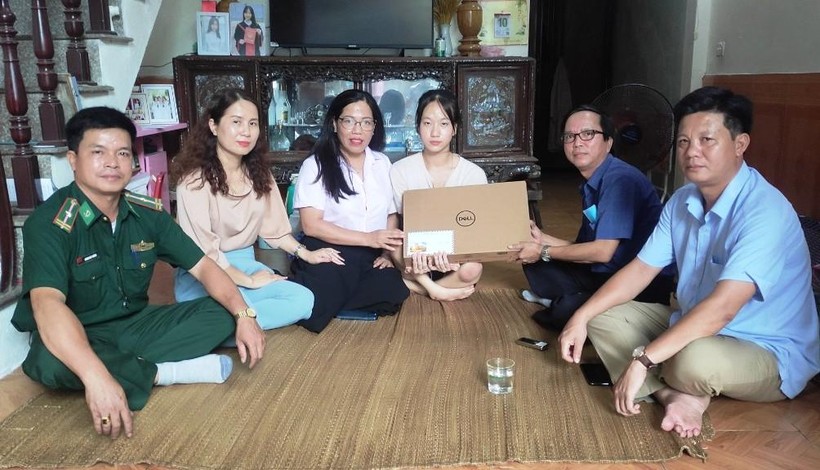 Thanh Hóa: Trao tặng máy tính xách tay cho nữ sinh khuyết tật ở xã đảo Ngư Lộc ảnh 1
