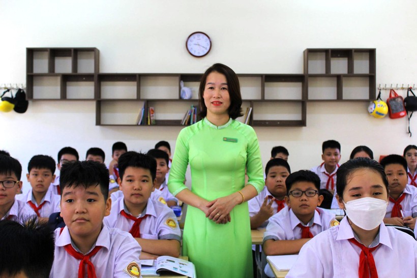 Cô Nguyễn Thị Mai trong giờ dạy môn Khoa học tự nhiên tại lớp 6C, Trường THCS Cù Chính Lan (TP Thanh Hóa).