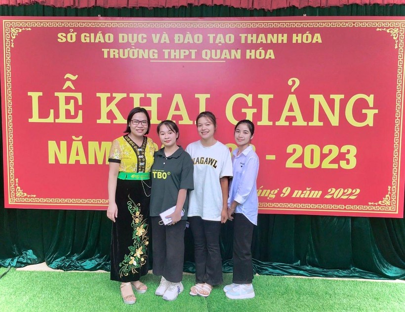 Cô Trương Thị Thương, Trường THPT Quan Hóa (Thanh Hóa) cùng học trò trong Lễ khai giảng năm học 2022-2023.