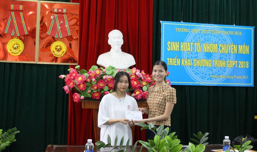 Trao tiền do bạn đọc hỗ trợ qua Báo GD&TĐ cho nữ sinh Nguyễn Thị Thúy (bên trái).