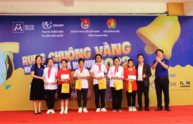 Ban giám hiệu Trường THCS Cù Chính Lan trao phần thưởng cho các học sinh đoạt giải.