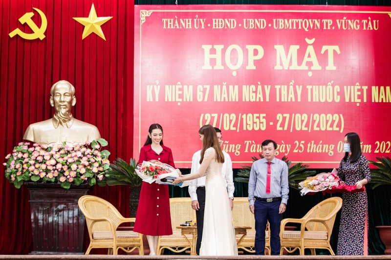 Hoa hậu Thùy Tiên nhận hoa từ Ban tổ chức trong sự kiện.

