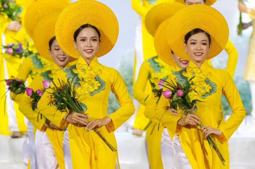 Thành phố Hồ Chí Minh tổ chức cuộc vận động thiết kế áo dài với chủ đề “Áo dài ra thế giới”.