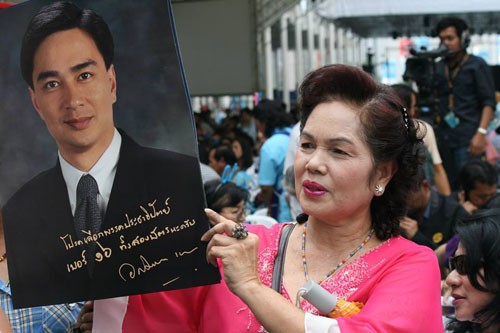 Người ủng hộ đối với cựu Thủ tướng Abhisit. Ảnh: Minh Quang