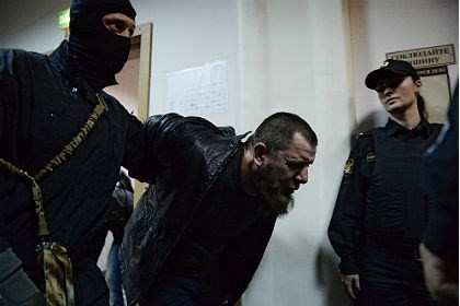 Một nghi phạm bị bắt giữ trong vụ sát hại ông Nemtsov. Ảnh: Lenta