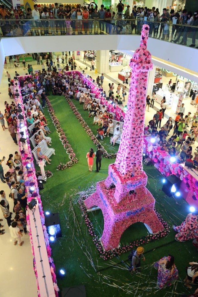 Tháp Eiffel bằng hoa khổng lồ xuất hiện tại Crescent Mall