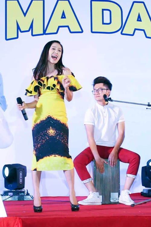 Thanh Thúy trổ tài ca hát trước sinh viên