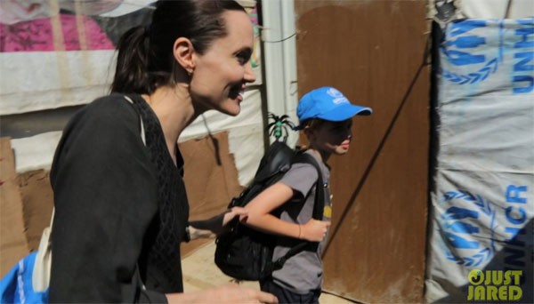 Angelina Jolie và con gái Shiloh tới thăm trại tị nạn ở Li-băng tháng trước.