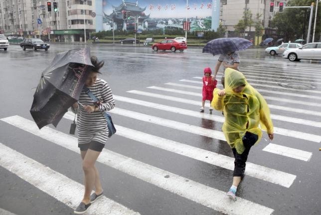 Siêu bão tấn công Trung Quốc, tạo cột sóng 10 m