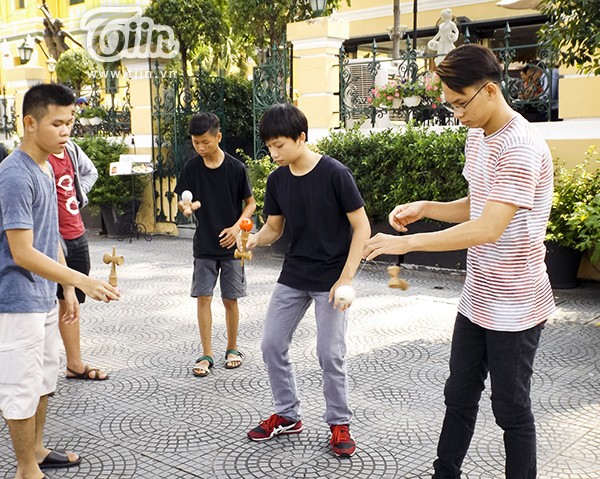 Nhóm Saigon Kendama club tụ hội các bạn trẻ yêu thích trò chơi truyền thống Nhật Bản.