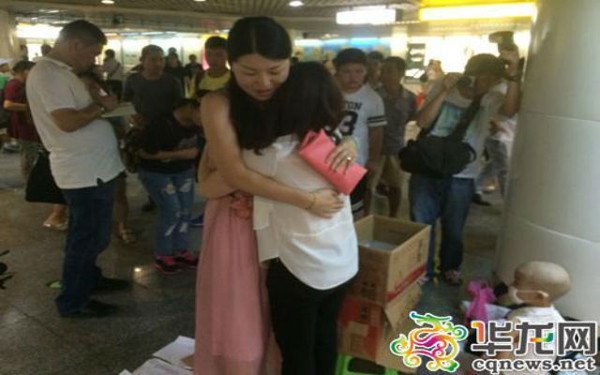 Chen ôm một cô gái để đổi lấy 10 nhân dân tệ. Bên cạnh cô là bé Nana. Ảnh: Cqnews.net
