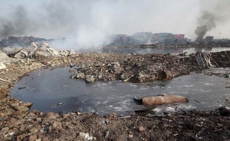 Một hồ nước chứa chất lỏng chưa xác định gần hiện trường xảy ra vụ nổ ở Thiên Tân. Ảnh: Reuters