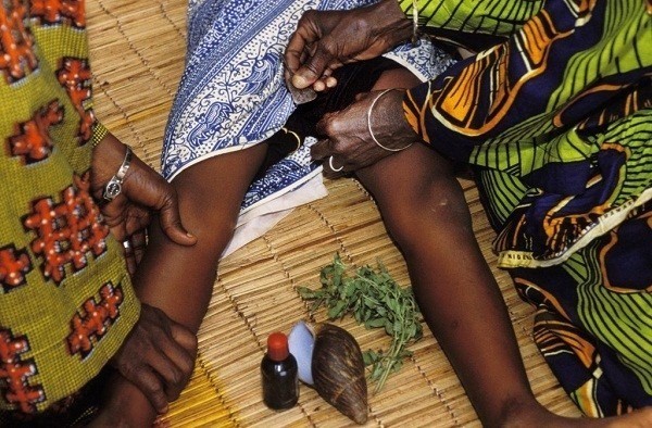 Ghê rợn với hủ tục cắt và khâu âm hộ phụ nữ ở Sierra Leone