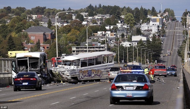 Hình ảnh vụ tai nạn xe buýt nghiêm trọng ở Mỹ