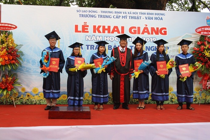 Thầy Hiệu trưởng trao bằng tốt nghiệp cho các em học sinh 