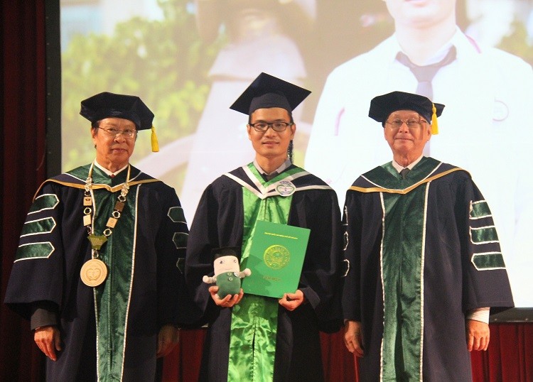GS.TS.BS Đặng Vạn Phước trao bằng tốt nghiệp cho tân bác sĩ