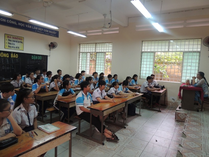 Học sinh lớp 11A1 trao đổi với  cô giáo Trần Thị Minh Châu chiều ngày 28/3