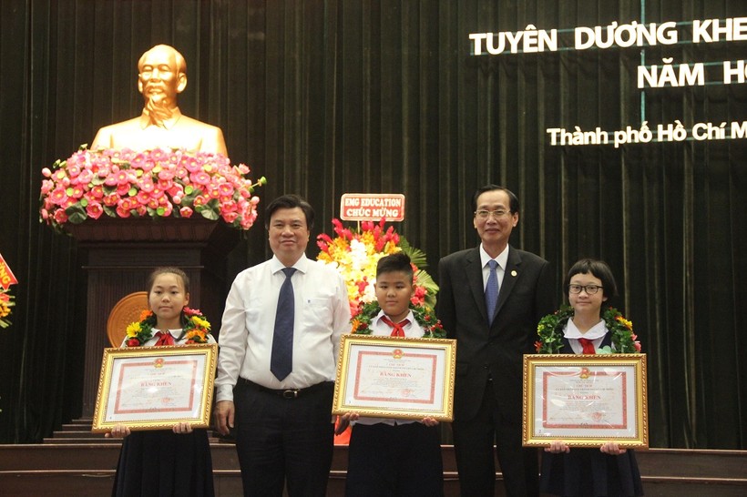 Thứ trưởng Bộ GD&ĐT Nguyễn Hữu Độ cùng ông Lê Thanh Liêm, Phó Chủ tịch thường trực UBND TP.HCM trao bằng khen cho các em học sinh